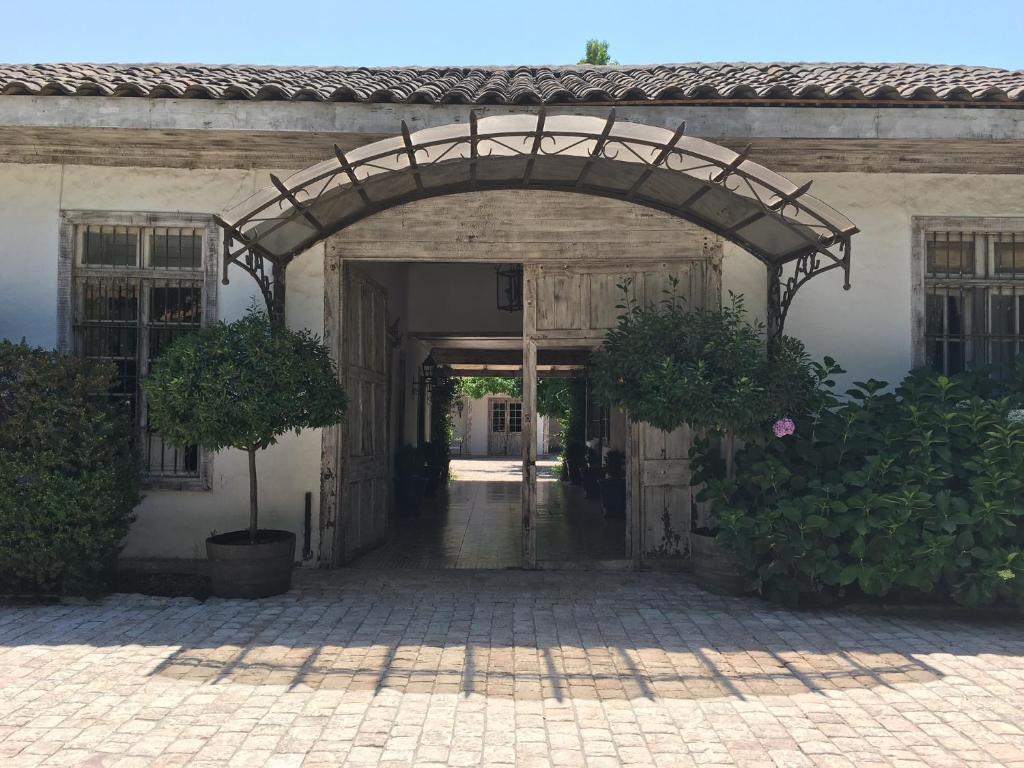 uma entrada para um edifício com uma arcada em Hotel Casa Silva em San Fernando