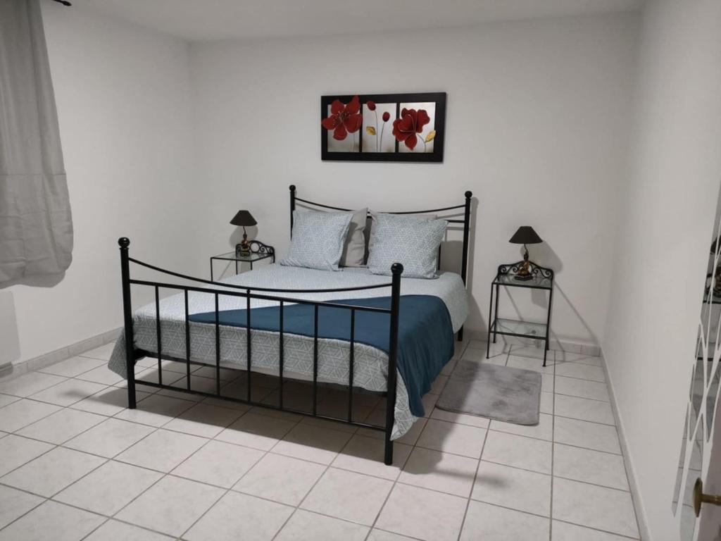 - une chambre avec un lit et 2 tables avec des lampes dans l'établissement Maison Plume, à Nîmes