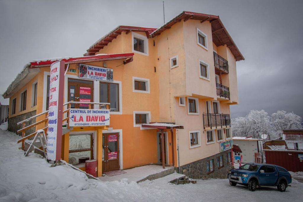 ストラジャにあるLa David Strajaの雪中建設中の建物