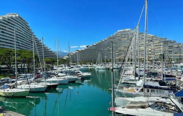un gruppo di barche ormeggiate in un porto turistico con edifici di #A1K STUDIO JUNIOR - MARINA RIVIERA BAY Near Airport a Villeneuve-Loubet