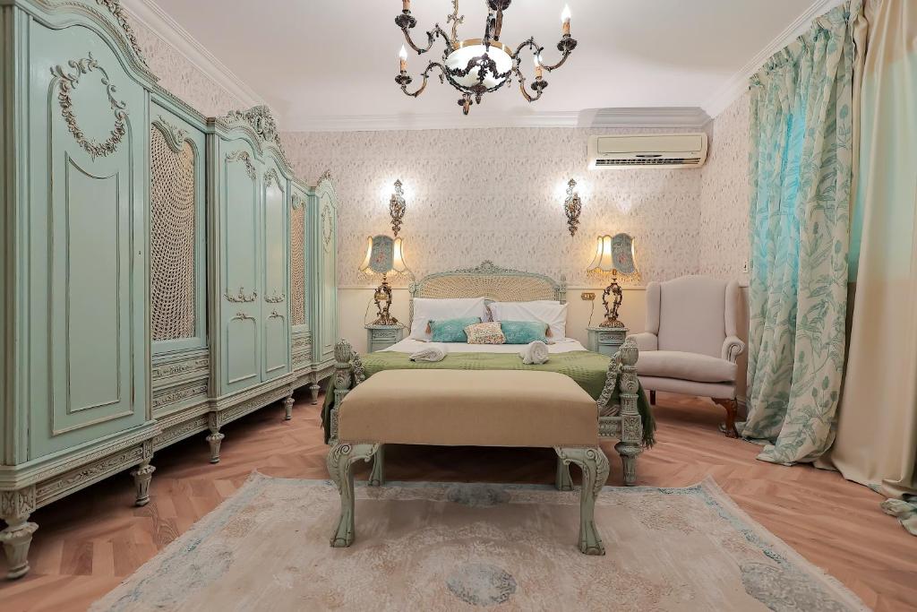 Postel nebo postele na pokoji v ubytování Heliopolis Boutique - 3 BR Apt Centrally located at City Stars