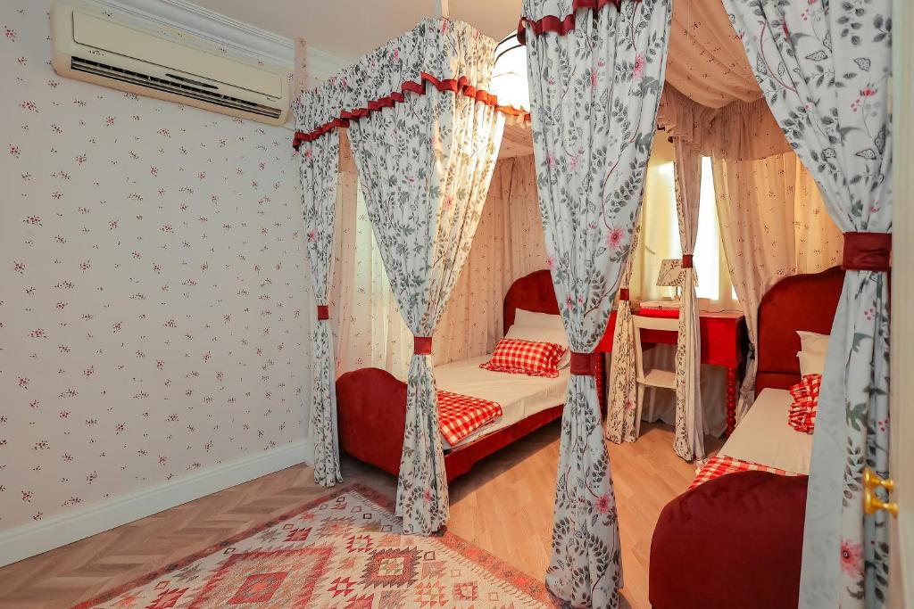 Postel nebo postele na pokoji v ubytování Heliopolis Boutique - 3 BR Apt Centrally located at City Stars