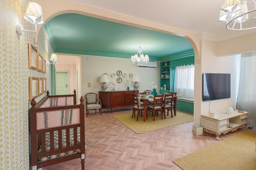 TV a/nebo společenská místnost v ubytování Heliopolis Boutique - 3 BR Apt Centrally located at City Stars