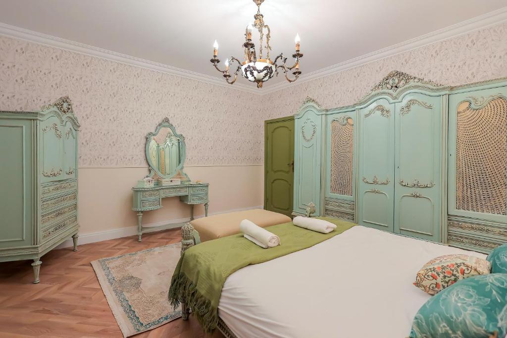 Postel nebo postele na pokoji v ubytování Heliopolis Boutique - 3 BR Apt Centrally located at City Stars
