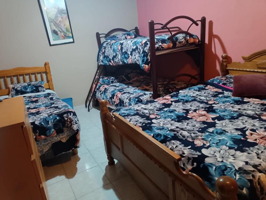 Postel nebo postele na pokoji v ubytování Hospedaje Barato Mi Casita de Colores