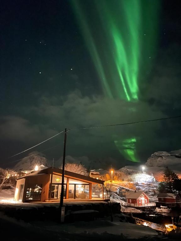 an image of the aurora dancing in the sky at Lofotenvilla by the sea - Luksuriøs sjøvilla I naturskjønne omgivelser in Moskenes