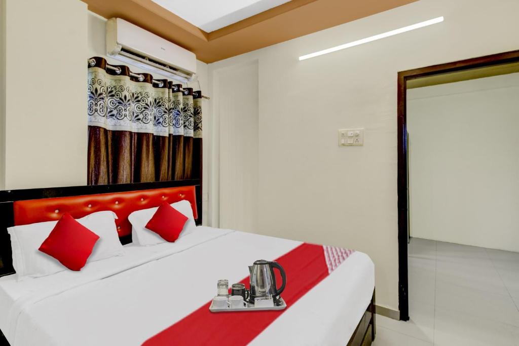 Postel nebo postele na pokoji v ubytování Hotel O Ap Royal Rooms
