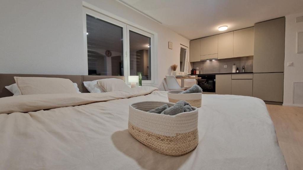 Queensize-Bett, Arbeitsplatz, gratis Parkplatz - Resim 7