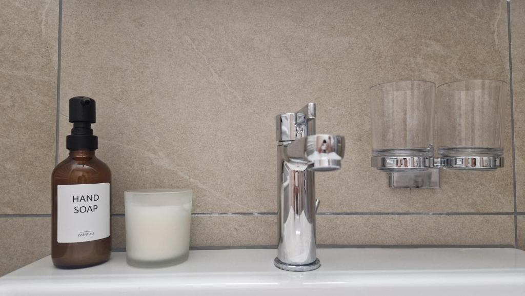 Queensize-Bett, Arbeitsplatz, gratis Parkplatz - Resim 15