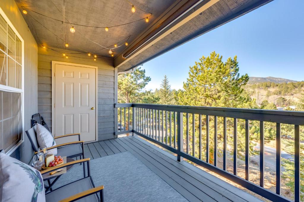 Μπαλκόνι ή βεράντα στο Walk to Downtown Mountain-View Estes Escape