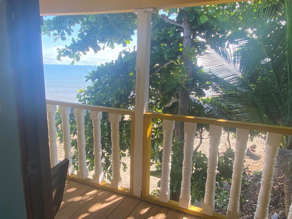 Rõdu või terrass majutusasutuses Casa Lassini, Oceanfront Lodging, Playa Las Comadres