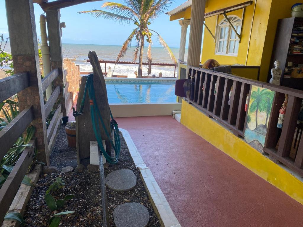 Rõdu või terrass majutusasutuses Casa Lassini, Oceanfront Lodging, Playa Las Comadres