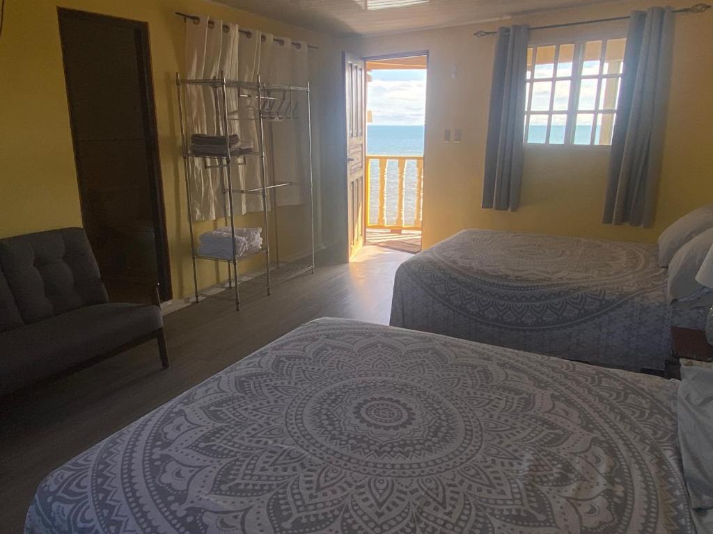 Voodi või voodid majutusasutuse Casa Lassini, Oceanfront Lodging, Playa Las Comadres toas