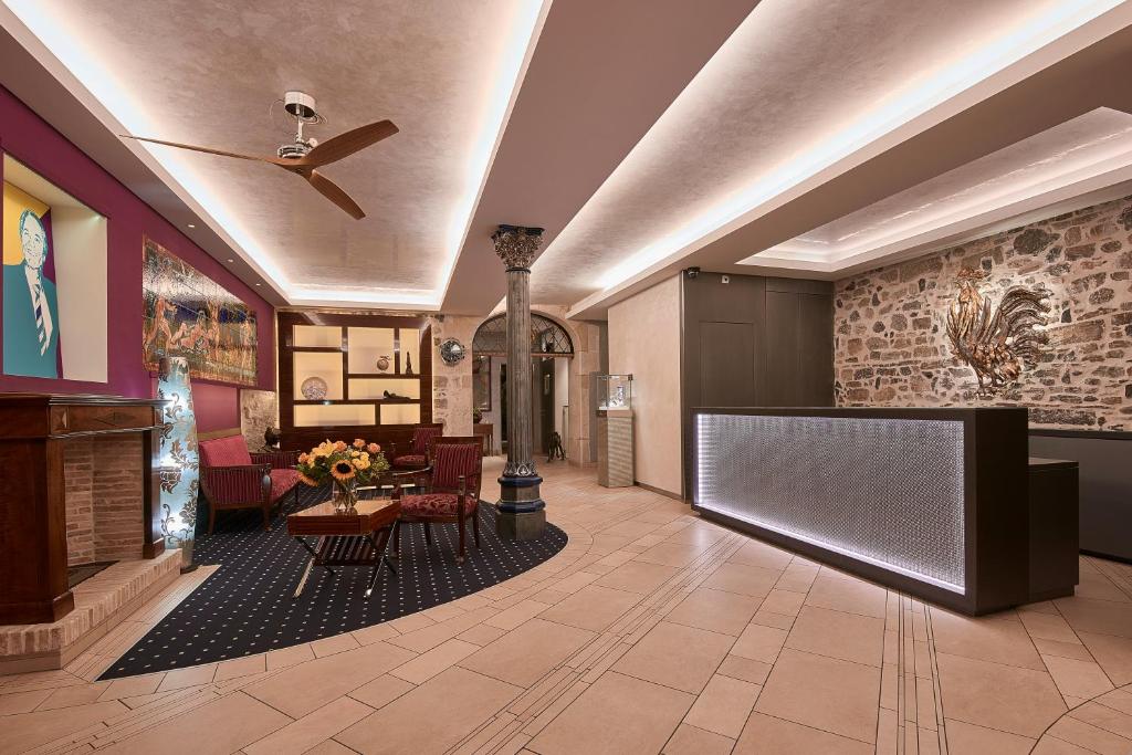 a lobby with a waiting area with a table and chairs at Hotel d'Allèves in Geneva