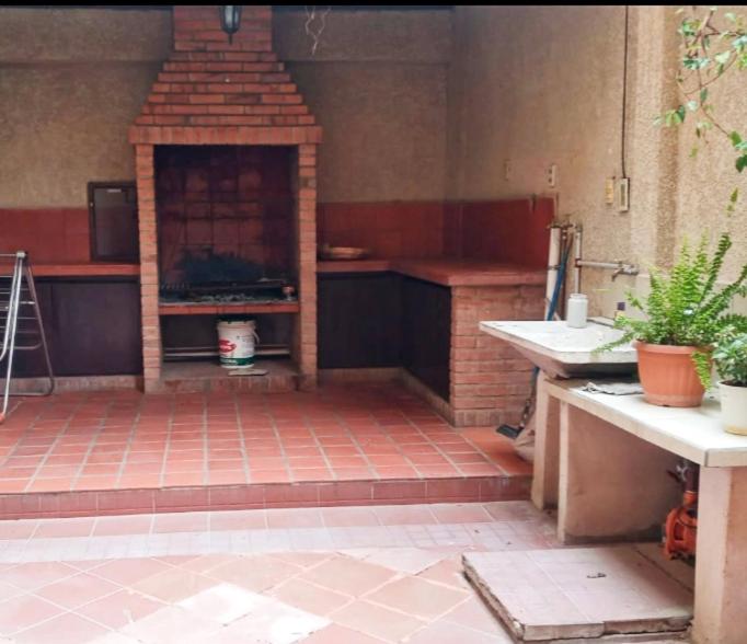 タリハにあるCasa de huéspedes Maracuyáのキッチン(パティオの真ん中に暖炉付)