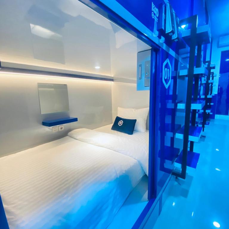 Postel nebo postele na pokoji v ubytování Rosalyne Sleepbox Denpasar Bali