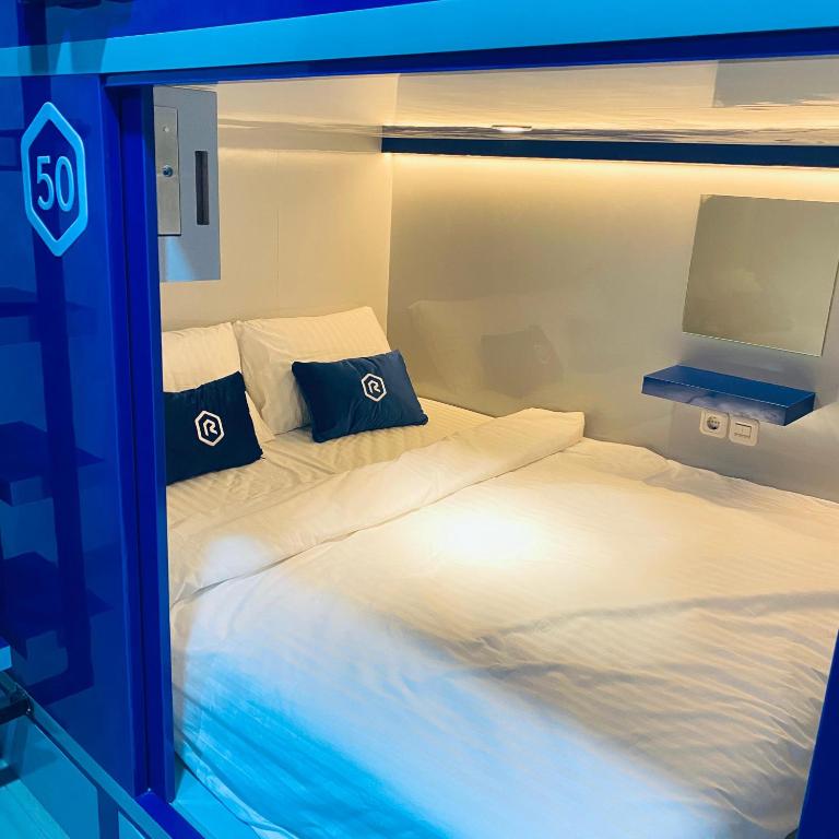 Postel nebo postele na pokoji v ubytování Rosalyne Sleepbox Denpasar Bali