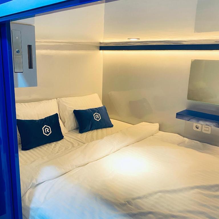 Postel nebo postele na pokoji v ubytování Rosalyne Sleepbox Denpasar Bali