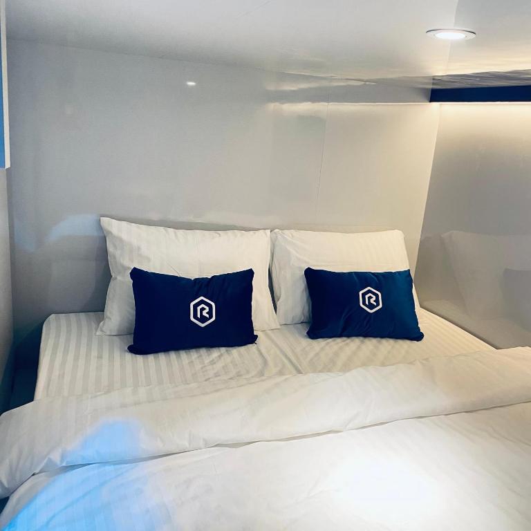 Postel nebo postele na pokoji v ubytování Rosalyne Sleepbox Denpasar Bali