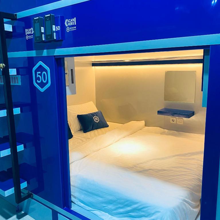 Postel nebo postele na pokoji v ubytování Rosalyne Sleepbox Denpasar Bali