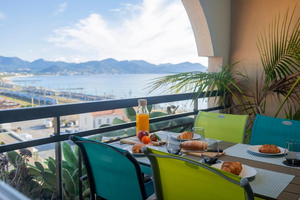 - une table sur un balcon avec vue sur l'océan dans l'établissement Le Panorama - Cannes Beach, à Cannes