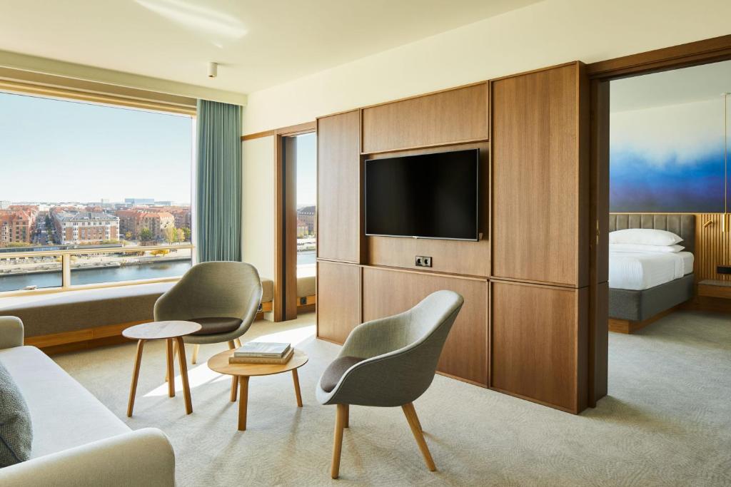 TV a/nebo společenská místnost v ubytování Copenhagen Marriott Hotel