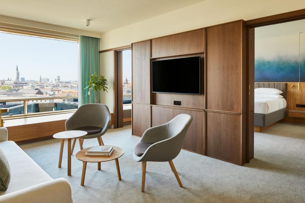 TV a/nebo společenská místnost v ubytování Copenhagen Marriott Hotel
