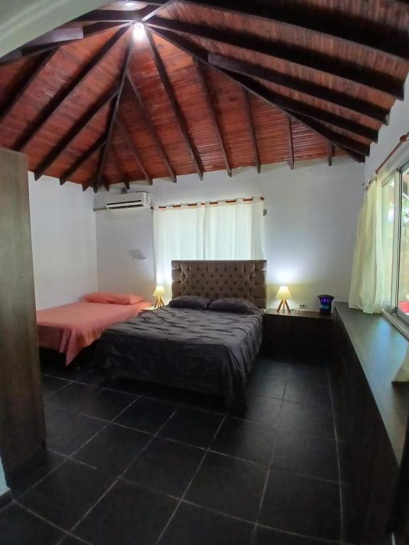 Postel nebo postele na pokoji v ubytování Sharick Beach House