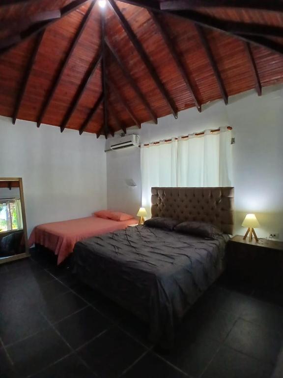Postel nebo postele na pokoji v ubytování Sharick Beach House