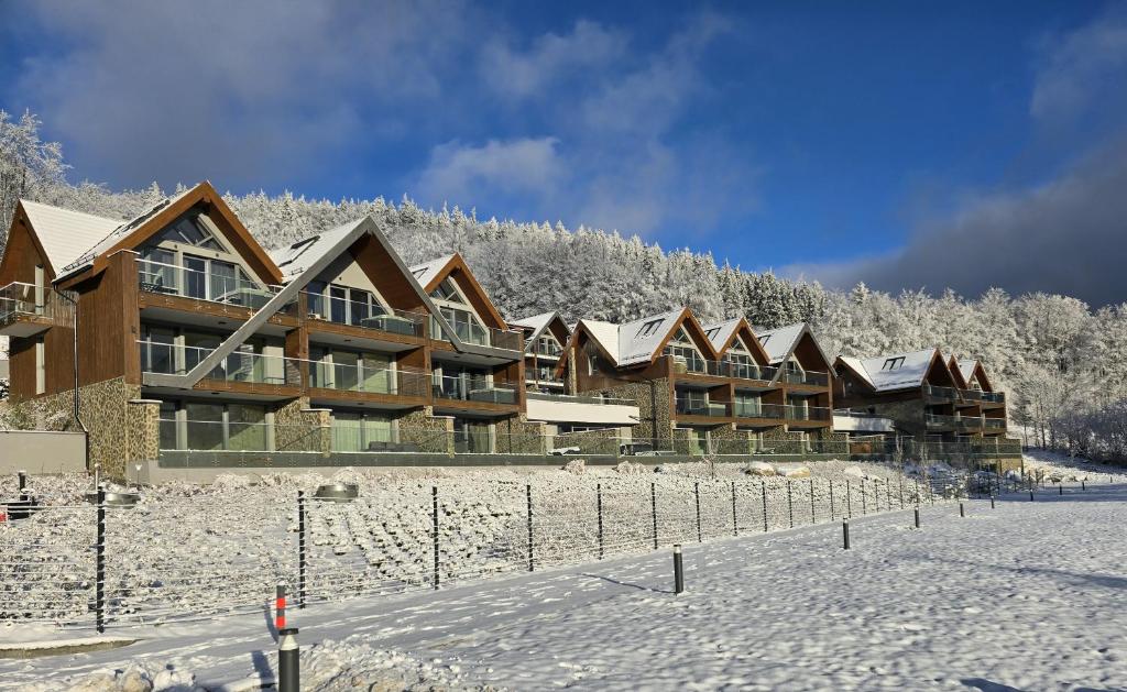 een lodge in de sneeuw met sneeuw bedekte bomen bij Luksusowy Apartament Cudny Widok z Sauną - KRAS RESORT in Szklarska Poręba