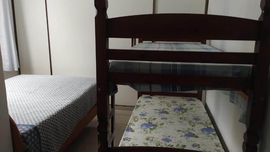 Giường trong phòng chung tại 1 dormitório- Boqueirão -Praia Grande- 3 min praia