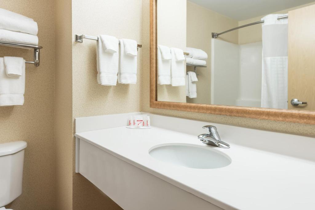 Baymont by Wyndham Fulton - King Room - Non-Smoking