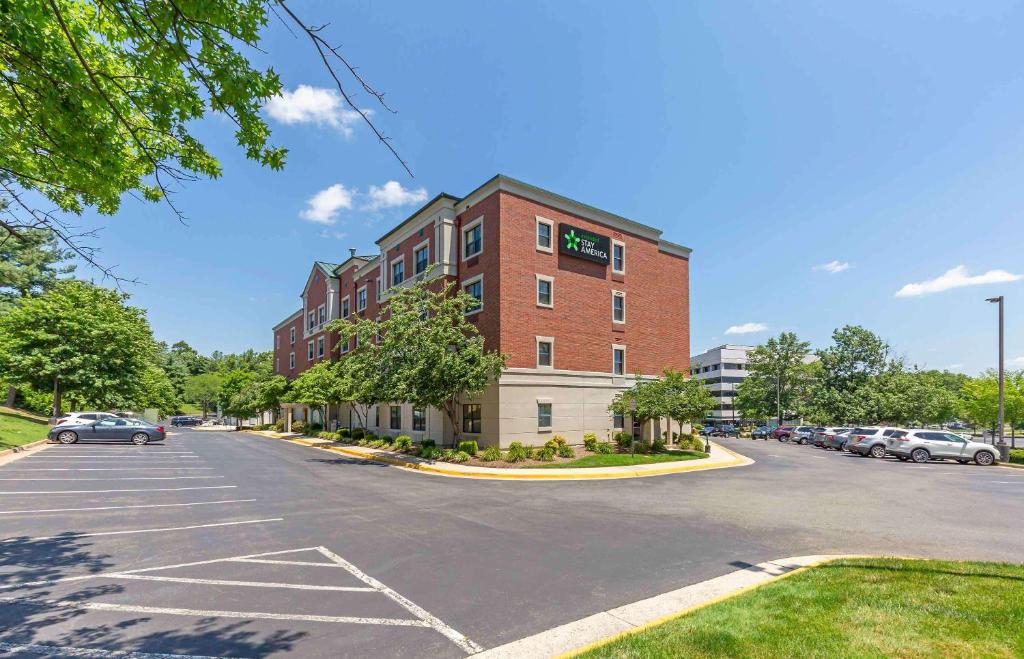 a parking lot in front of a brick building at Extended Stay America Suites - Washington, DC - Fairfax - Fair Oaks Mall in Fairfax