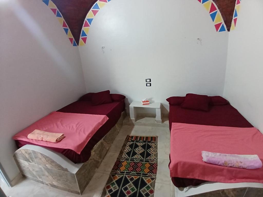 Postel nebo postele na pokoji v ubytování Ezzo Nubian guest house