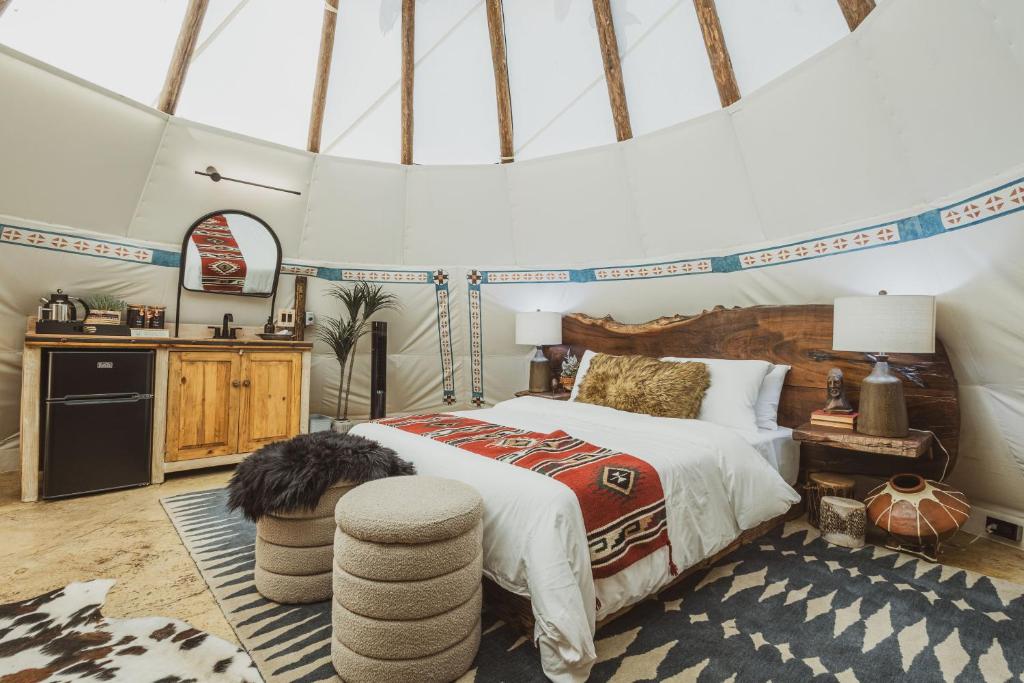 Kuchyň nebo kuchyňský kout v ubytování Oso Tipi at El Mistico Ranch