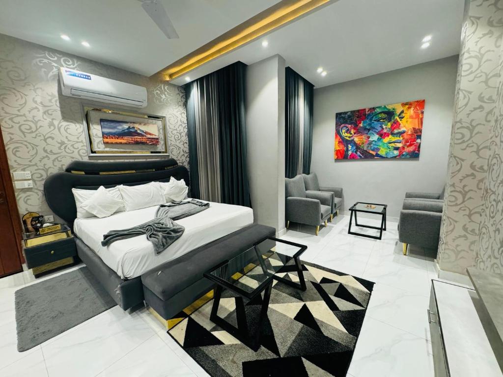 Χώρος καθιστικού στο Multan Swiss Hotel