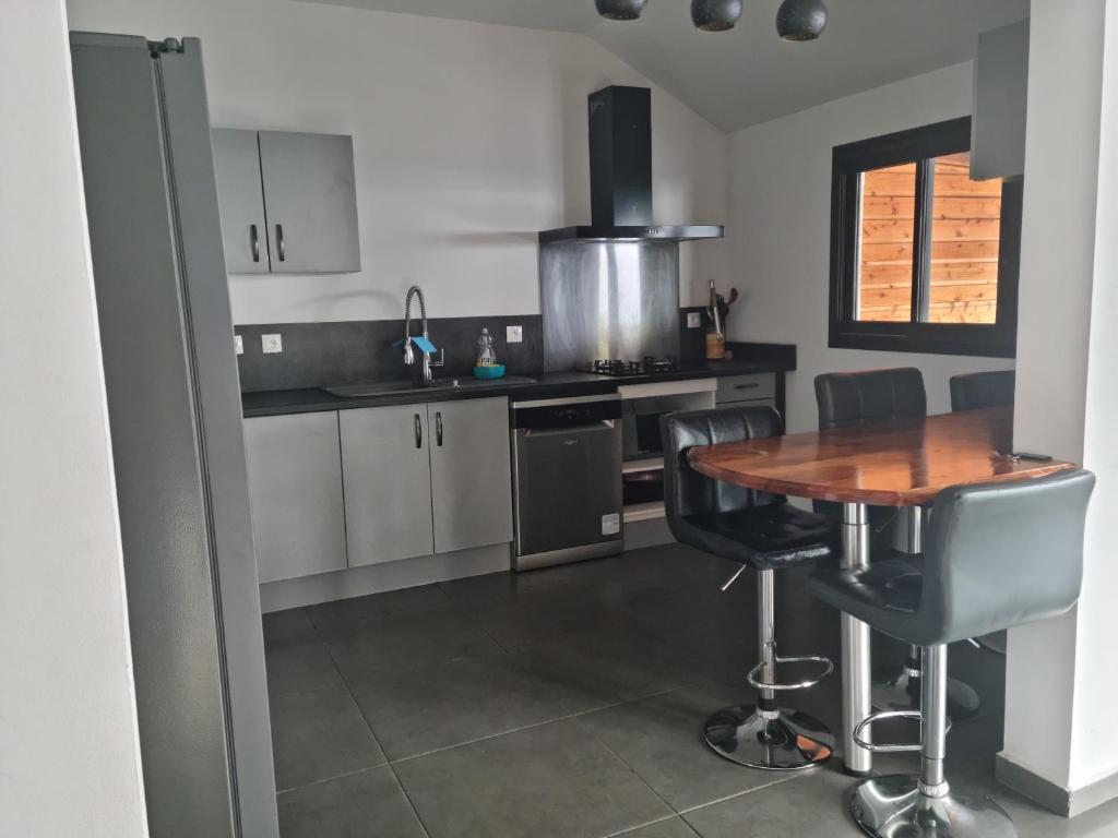 Kuchyň nebo kuchyňský kout v ubytování Villa L'attrape rêves