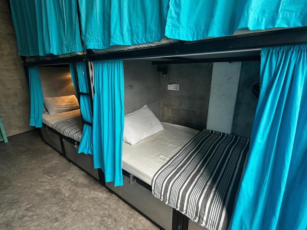 Postel nebo postele na pokoji v ubytování Cycling Backpacker Hostel
