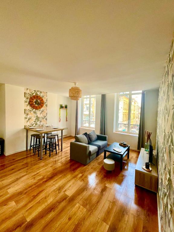 un salon avec un canapé et une table dans l'établissement Les Perles d'Opale - Le Nid Marin - Hyper centre, à Boulogne-sur-Mer