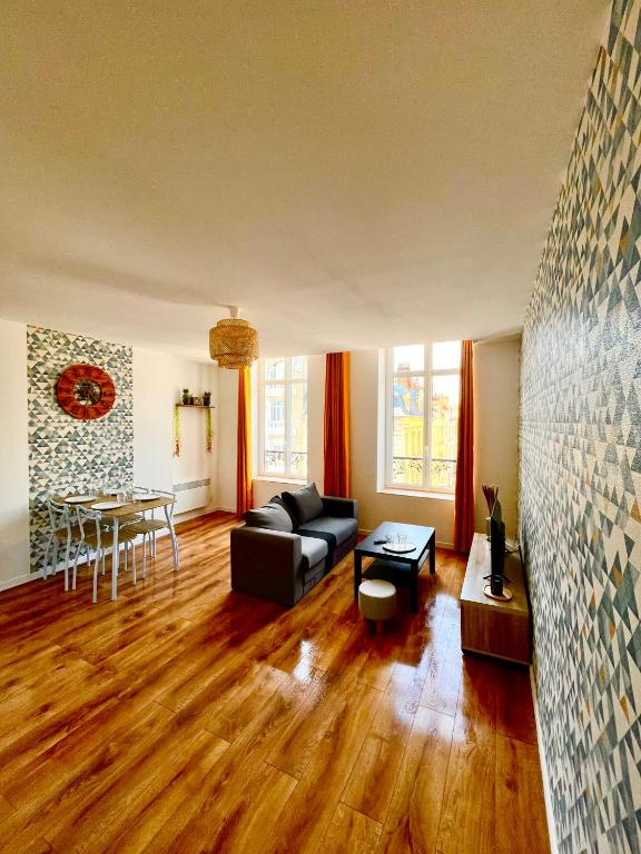 un salon avec un canapé et une table dans l'établissement Les Perles d'Opale - L'Horizon Bleu - Hyper centre, à Boulogne-sur-Mer