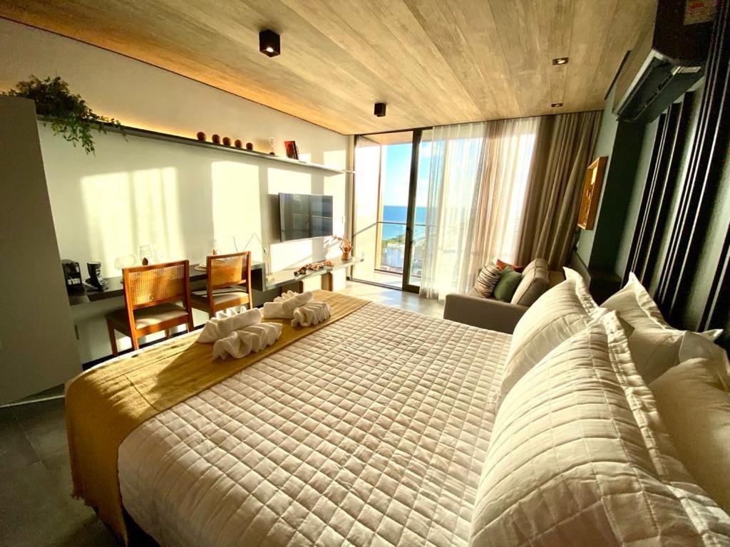 Un dormitorio con una cama grande y una ventana grande. en Apartamento em Maceió Beira Mar Pajuçara - New Time 1319, en Maceió