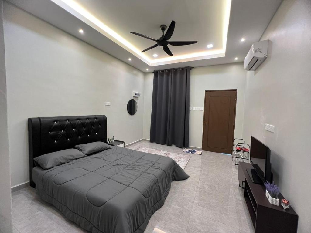Postel nebo postele na pokoji v ubytování Rimbunan Padi Roomstay