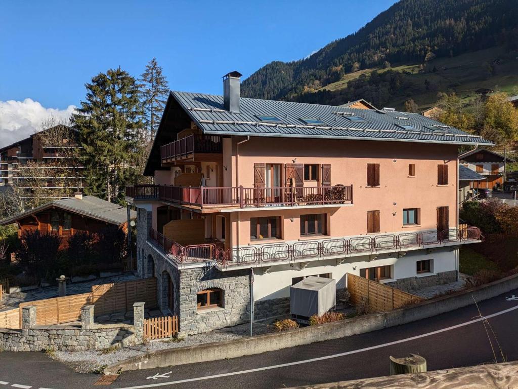 une maison avec un balcon sur le côté d'une route dans l'établissement Appartement rénové pied des pistes - 2 ch - 6 pers - Parking - Arêches-Beaufort - FR-1-342-324, à Beaufort
