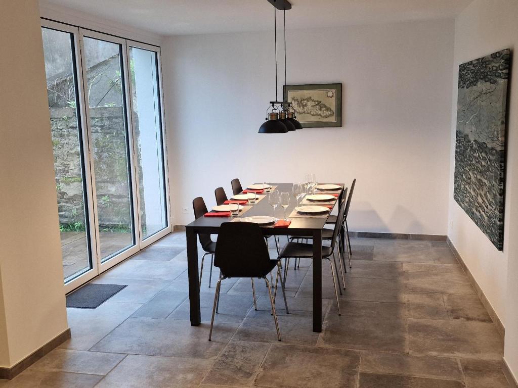 ein Esszimmer mit Tisch und Stühlen in der Unterkunft Maison rénovée cœur de Groix, 9 couchages - FR-1-813-13 in Groix