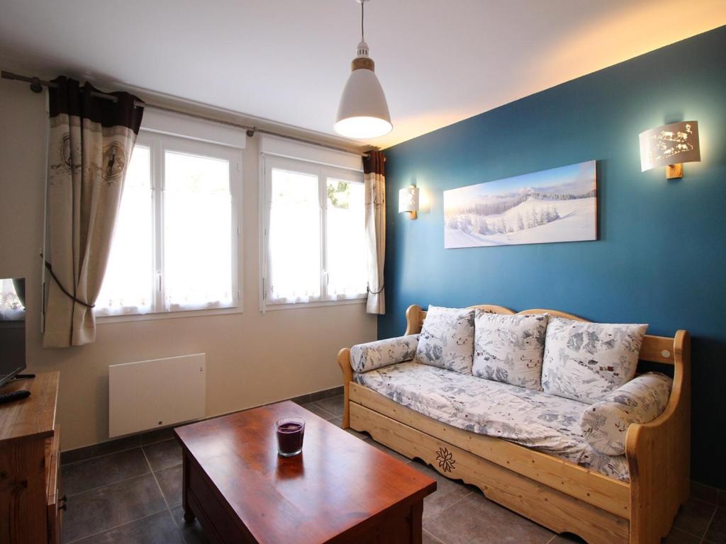 un salon avec un canapé et une table dans l'établissement Charmant T2 au Mont Dore, 4 pers, Animaux admis, Équipements modernes - FR-1-608-275, à Mont-Dore