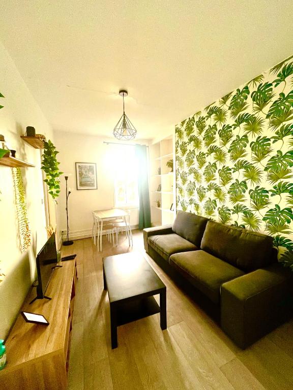 un salon avec un canapé et une table dans l'établissement Les Perles d'Opale - La Belle Etoile, à Boulogne-sur-Mer