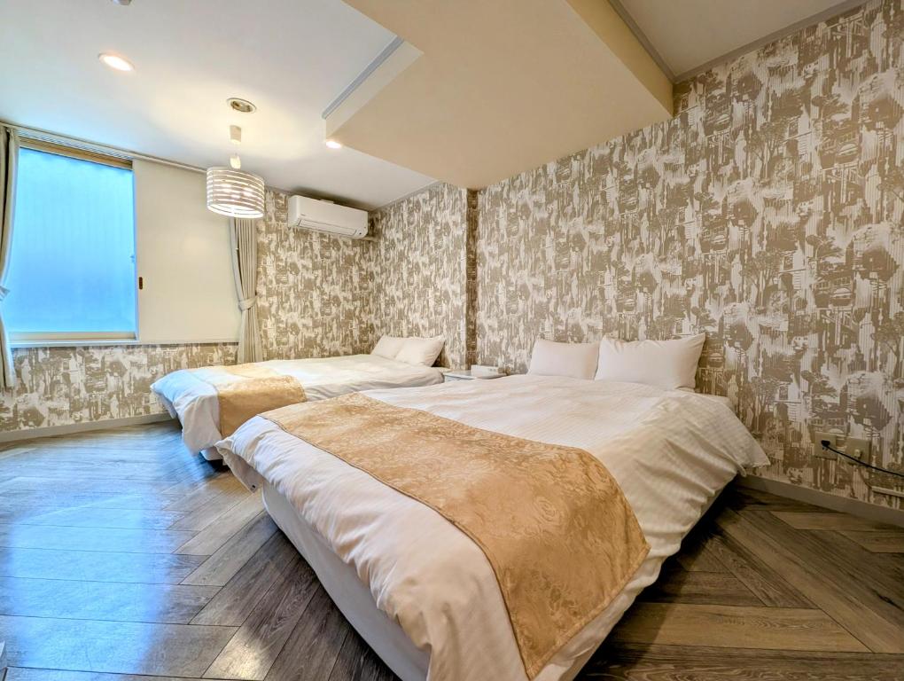 Postel nebo postele na pokoji v ubytování Kanazawa Station Hotel
