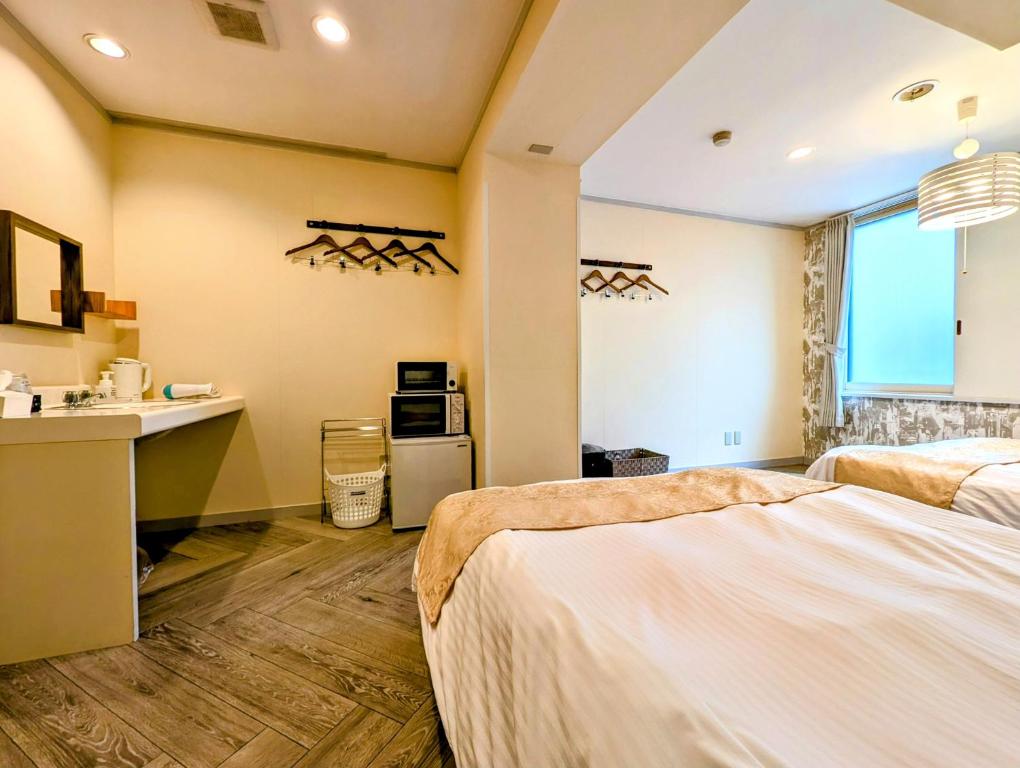 Postel nebo postele na pokoji v ubytování Kanazawa Station Hotel