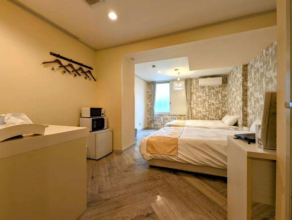 Postel nebo postele na pokoji v ubytování Kanazawa Station Hotel