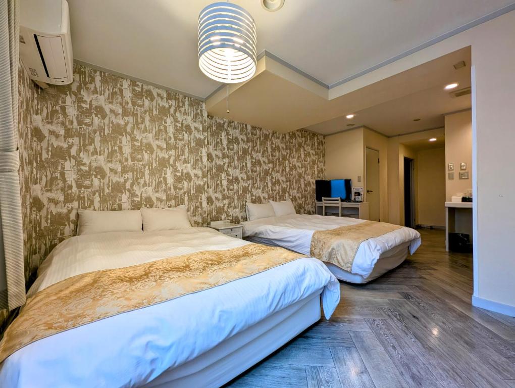 Postel nebo postele na pokoji v ubytování Kanazawa Station Hotel